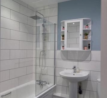 Wokingham Apartment | Spacious Two Bedroom Hideaway in Wokingham with En Suite, Free Wi Fi and Parking, Sleeps Four