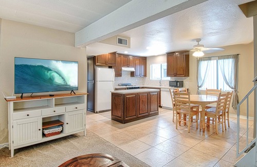 Balboa Island Condo | Spacious upper rear unit in an oceanfront triplex just steps from the Balboa Pier fun!