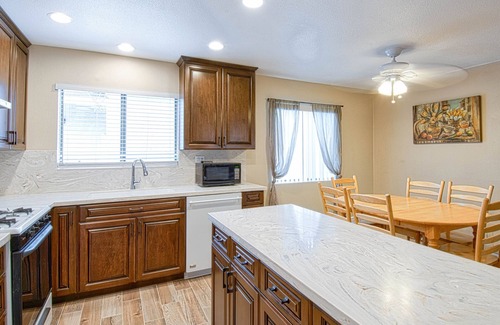 Balboa Island Condo | Spacious upper rear unit in an oceanfront triplex just steps from the Balboa Pier fun!