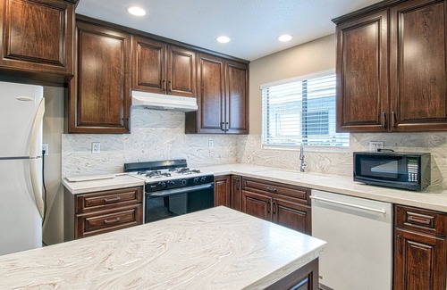 Balboa Island Condo | Spacious upper rear unit in an oceanfront triplex just steps from the Balboa Pier fun!