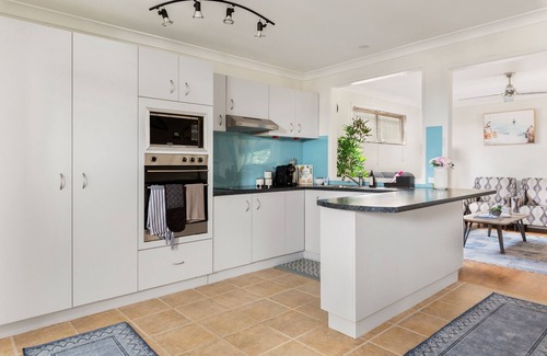 Westmead House | Spacious Urban Cosy Cottage with Patio