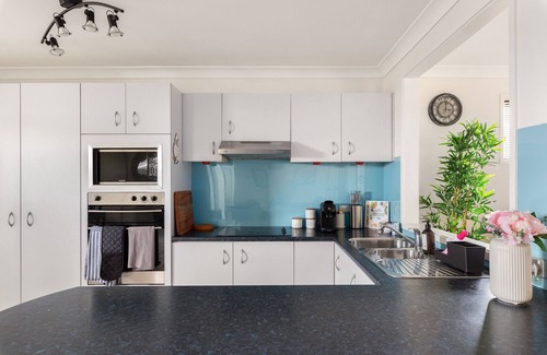 Westmead House | Spacious Urban Cosy Cottage with Patio