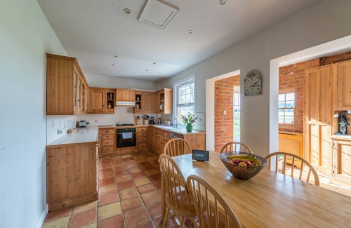 Henley House | Spacious Victorian Farmhouse - stunning rural views, near Henley on Thames