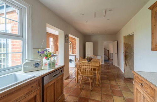 Henley House | Spacious Victorian Farmhouse - stunning rural views, near Henley on Thames