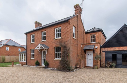 Henley House | Spacious Victorian Farmhouse - stunning rural views, near Henley on Thames