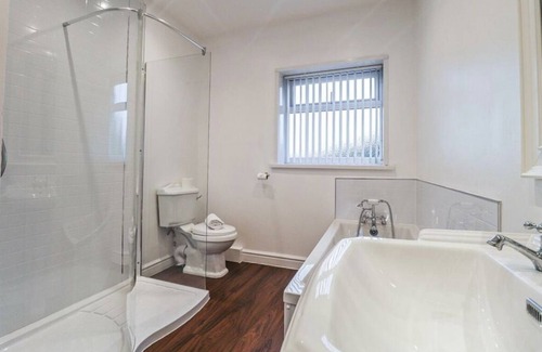 Birkdale Apartment | Spacious Victorian Birkdale Apartment with private Garden