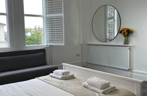 Birkdale Apartment | Spacious Victorian Birkdale Apartment with private Garden