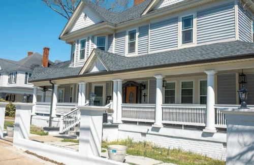 Woodruff House | Spacious Victorian building in fabulous Spartanburg SC with luxury fixtures.