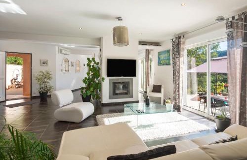 Bargemon Villa | Spacious Villa in Bargemon with Swimming Pool