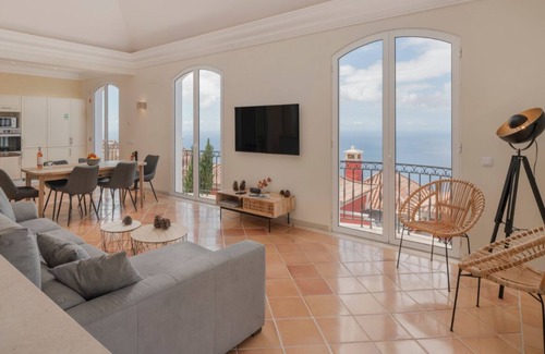 Sao Goncalo Villa | Spacious villa, shared pool|Palheiro Eagle