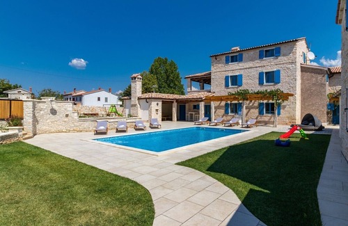 Bokordici Villa | Spacious Villa, with private pool in a peaceful village away from city crowds!
