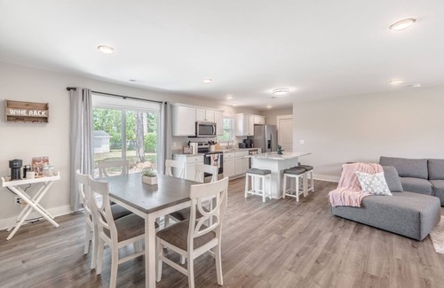 Silver Lake House | Spacious w/all King Beds, 15 min from Beach + Downtown, Pup Friendly!