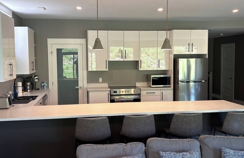 Bedford House | Spacious Walkout Garden-Level Floor W Full Kitchen