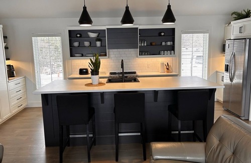 Whiteway House | Spacious waterfront property next to Golf course and walking trails.