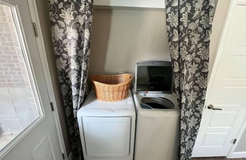 Westminster House | Spacious Westminster 2bd/1ba