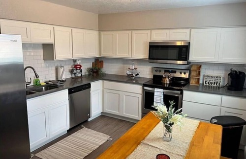 Westminster House | Spacious Westminster 2bd/1ba