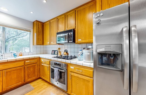 Windsor House | Spacious Wine Country Getaway w/Private Backyard, Updated Kitchen & AC