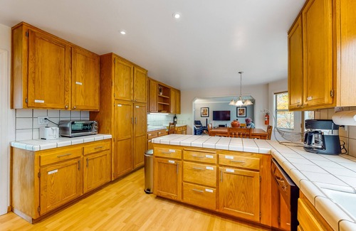 Windsor House | Spacious Wine Country Getaway w/Private Backyard, Updated Kitchen & AC