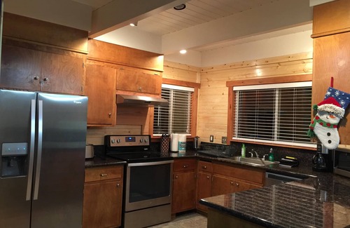 South Lake Tahoe House | Spacious Wooden Cabin, Next To Golf Course, River, and Trails - sleep 10