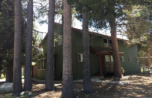 South Lake Tahoe House | Spacious Wooden Cabin, Next To Golf Course, River, and Trails - sleep 10