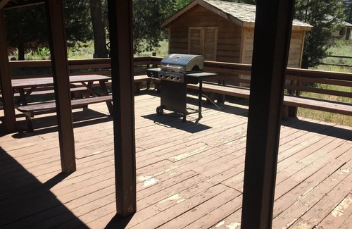 South Lake Tahoe House | Spacious Wooden Cabin, Next To Golf Course, River, and Trails - sleep 10
