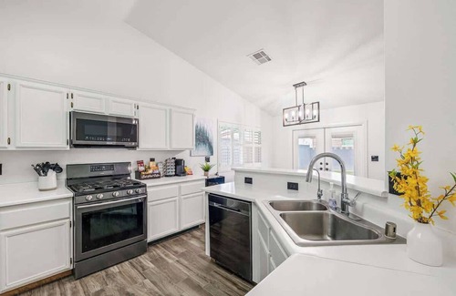 North Las Vegas House | Spacious Yard+Pool Table at 5BR Modern Getaway