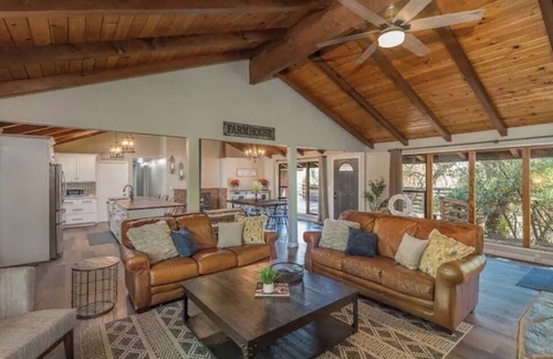 Mariposa Cabin | Spacious Yosemite Pet Friendly Retreat w/Game Room-Views-Deck & EV Charger