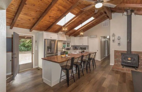 Mariposa Cabin | Spacious Yosemite Pet Friendly Retreat w/Game Room-Views-Deck & EV Charger