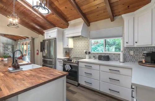 Mariposa Cabin | Spacious Yosemite Pet Friendly Retreat w/Game Room-Views-Deck & EV Charger