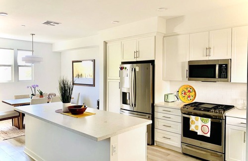 Ventura Condo | Spanish-Style 3 bedroom/4 bath Condo, 2 offices, 5 Min Walk to Beach 1900 sqft