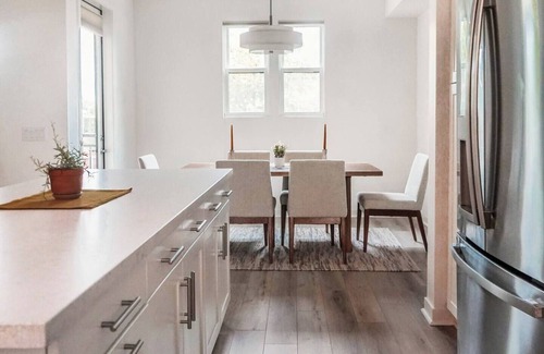 Ventura Condo | Spanish-Style 3 bedroom/4 bath Condo, 2 offices, 5 Min Walk to Beach 1900 sqft