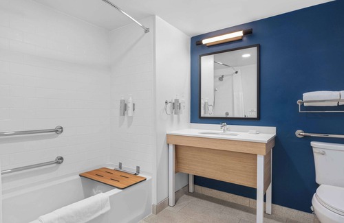 Fredericksburg Hotel | Spark by Hilton Fredericksburg Southpoint