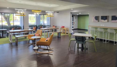 Ashwaubenon Hotel | Spark by Hilton Green Bay