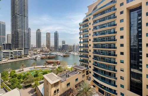 Dubai Marina Apartment | Sparkle Tower by Swarovski, Full Marina View, 2min JBR & Metro, Sleeps 4