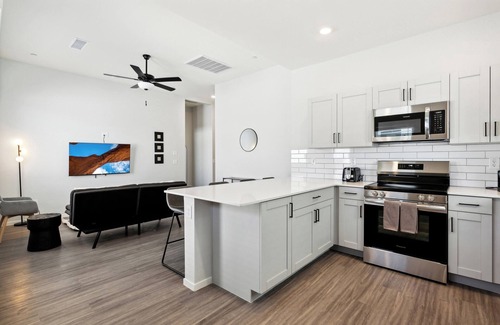 Sundance House | Sparkling Modern Home with Pool BBQ