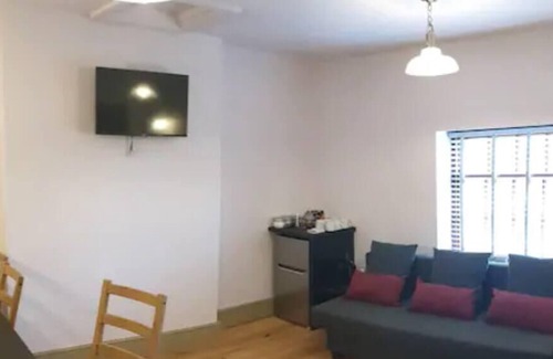 Burnley Apartment | Sparks - Family Suite in Canalside Guesthouse