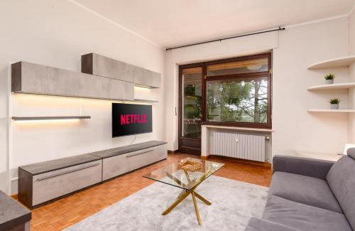 Pino Torinese Apartment | Spazioso trilocale 6 posti letto a 10 minuti da Torino con Box Auto Incluso