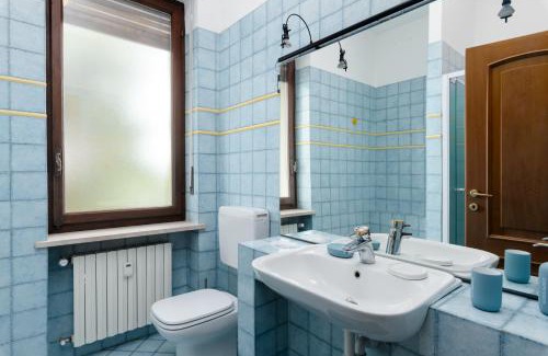 Pino Torinese Apartment | Spazioso trilocale 6 posti letto a 10 minuti da Torino con Box Auto Incluso