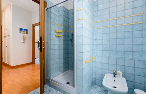 Pino Torinese Apartment | Spazioso trilocale 6 posti letto a 10 minuti da Torino con Box Auto Incluso