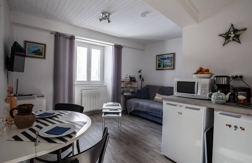 Embrun Apartment | SPECIAL 2025 promotion- 10 % App T2, classified 2*, renovated, re-equipped, quiet,