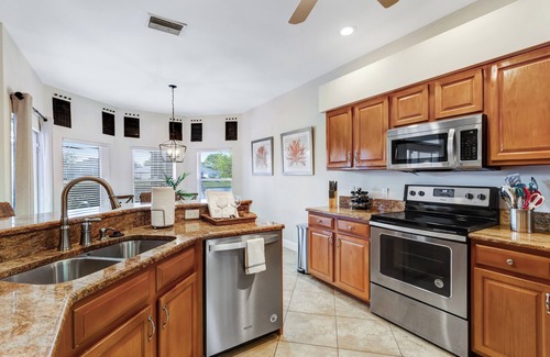 Falcons Glen House | Special Offer: Cozy 3BR Retreat with Private Pool & Lakeview – Hot Deal Today!