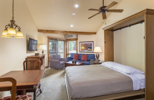 Hanover Resort | Specialty shops, boutiques, galleries & restaurants!