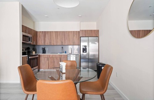 Newark Hotel | Spectacular ! 2BR Free Parking ! 30 min to NYC !