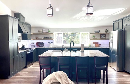 Oak Knoll Village House | Spectacular 3 bedroom mountain home with forest views close to downtown!
