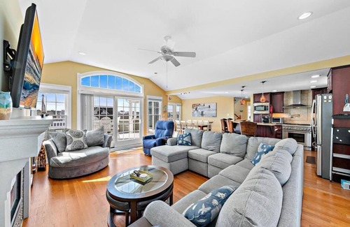 Beach Haven House | SPECTACULAR 6 BEDROOM HOME ON THE OCEANBLOCK IN BEACH HAVEN! HOT TUB!