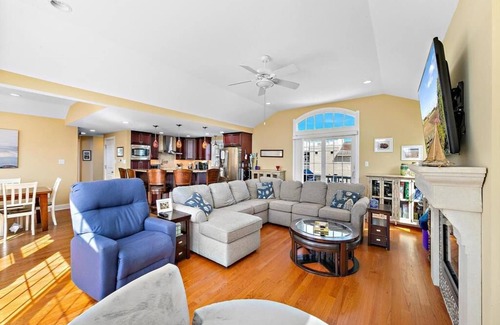 Beach Haven House | SPECTACULAR 6 BEDROOM HOME ON THE OCEANBLOCK IN BEACH HAVEN! HOT TUB!