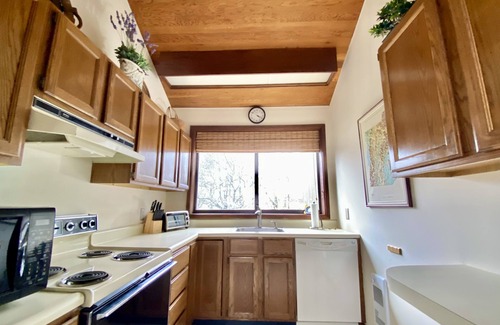 Manchester Center House | Spectacular Green Mountain views, walk to pool and charming Manchester village