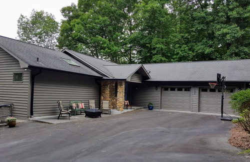 Banner Elk House | Spectacular Grandfather Mountain Views from three levels, centrally located