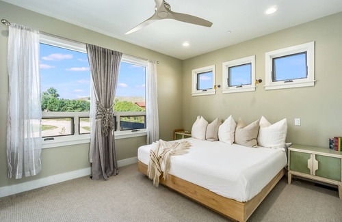 Fort Collins House | Spectacular Home in Peaceful Area – Vineyard Views