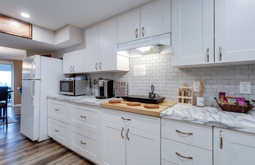 West Kelowna Estates House | Spectacular Lake & Mountain Views, Hot Tub & near Wineries, minutes to Kelowna!